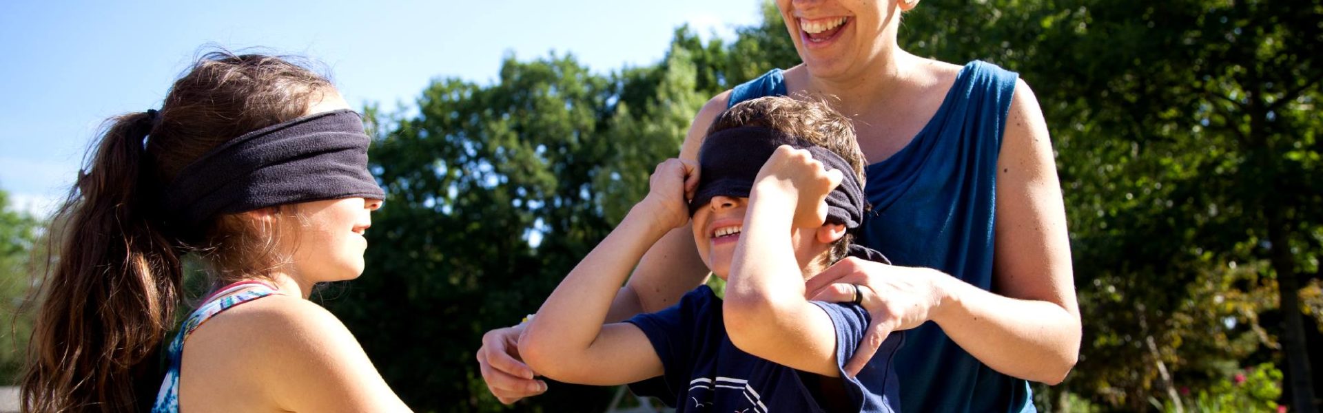 Famille les yeux bandés à Active tes sens