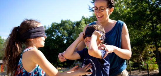 Famille les yeux bandés à Active tes sens