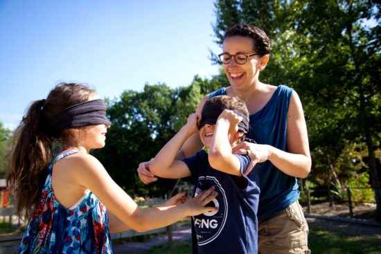 Famille les yeux bandés à Active tes sens