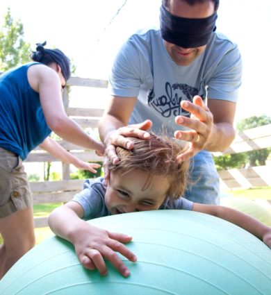 Parents yeux bandés dans Active tes sens