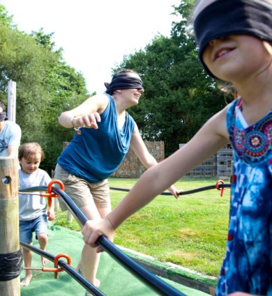 Active tes sens, parcours yeux masqués, Jardins de Brocéliande