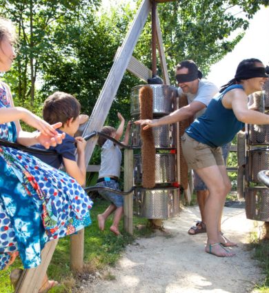 Parents les yeux bandés entre des rouleaux active tes sens