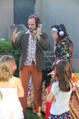 Artistes années 1970 au téléphone Cie Magic Meeting Jardins de Brocéliande