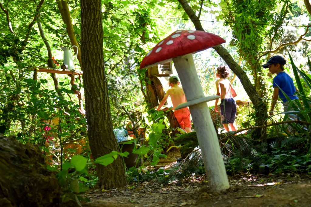 enfant dans le jardin de la sorcière