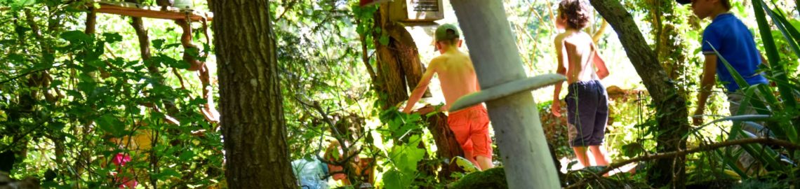 enfant dans le jardin de la sorcière