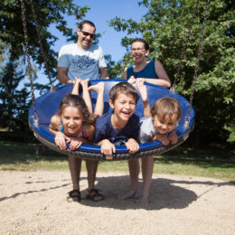 Balançoire enfant et parents