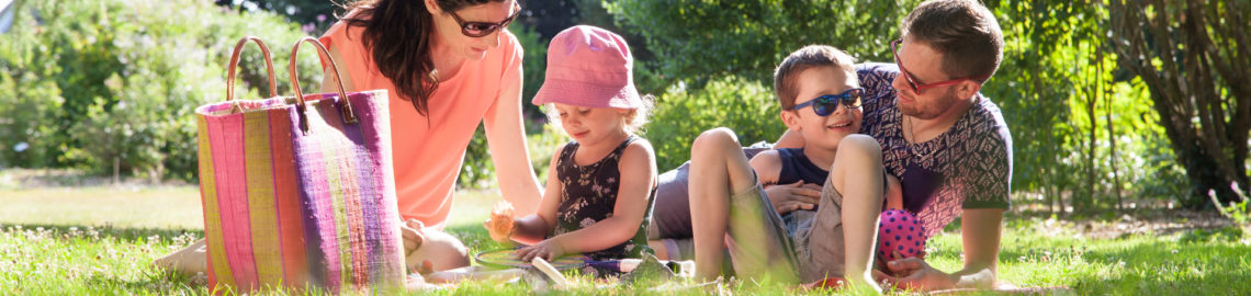 Gouter en famille dans l'herbe