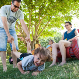 Famille dans fauteuils en pneus