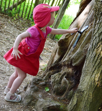 Sentier des korrigans Jardins de Brocéliande enfant