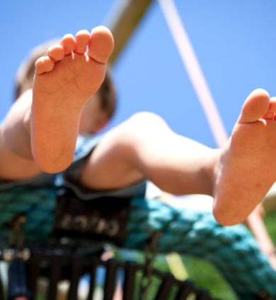 pieds enfant jeux jardins de brocéliande