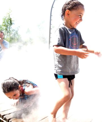 Joue de l'eau enfant