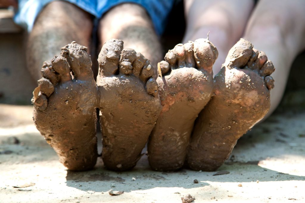 Les pieds dans la boue réveille tes pieds