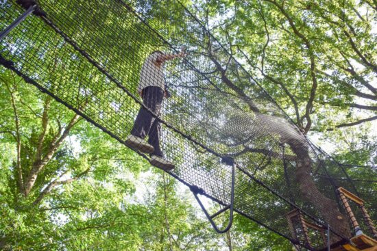 parcours dans les arbres, filets suspendus, jardins de brocéliande