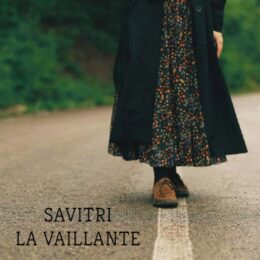 femme qui marche sur une route