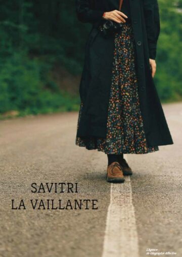 femme qui marche sur une route