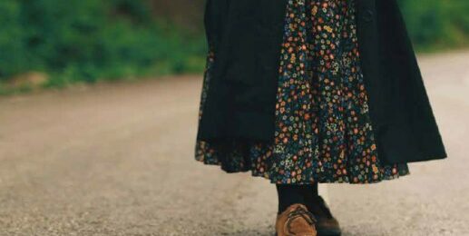 femme qui marche sur une route