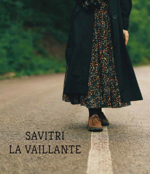 femme qui marche sur une route